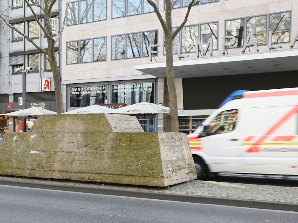 Die Skulptur „Ruhender Verkehr“ auf dem Hohenzollernring (21. März 2022). Jetzt soll das Kunstwerk versetzt werden.