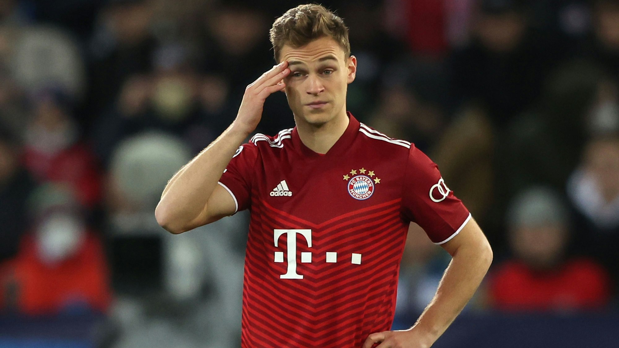 Joshua Kimmich schaut nachdenklich über den Platz.
