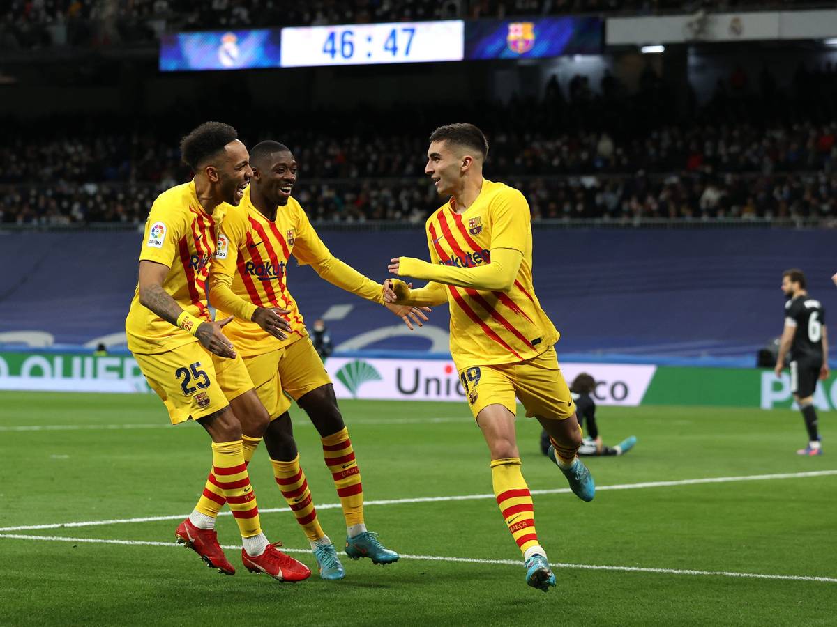Ferran Torres (r.) feiert mit Pierre-Emerick Aubameyang (l.) und Ousmane Dembele (M.) seinen Treffer.
