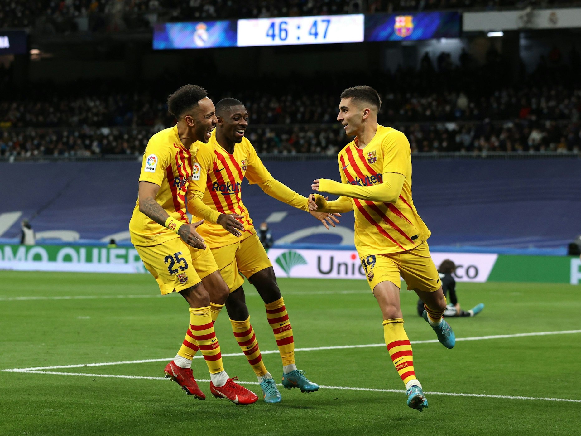 Ferran Torres (r.) feiert mit Pierre-Emerick Aubameyang (l.) und Ousmane Dembele (M.) seinen Treffer.