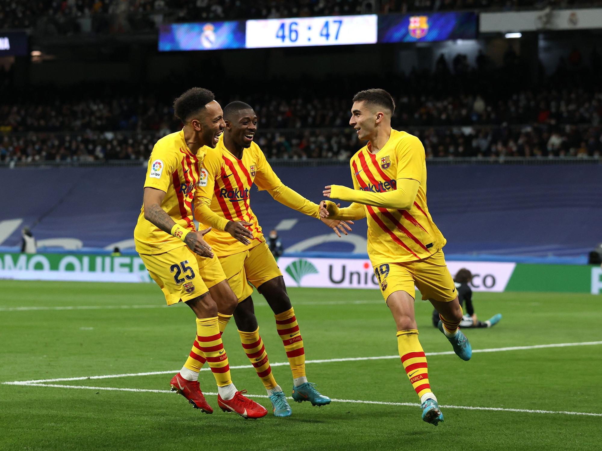 Ferran Torres (r.) feiert mit Pierre-Emerick Aubameyang (l.) und Ousmane Dembele (M.) seinen Treffer.