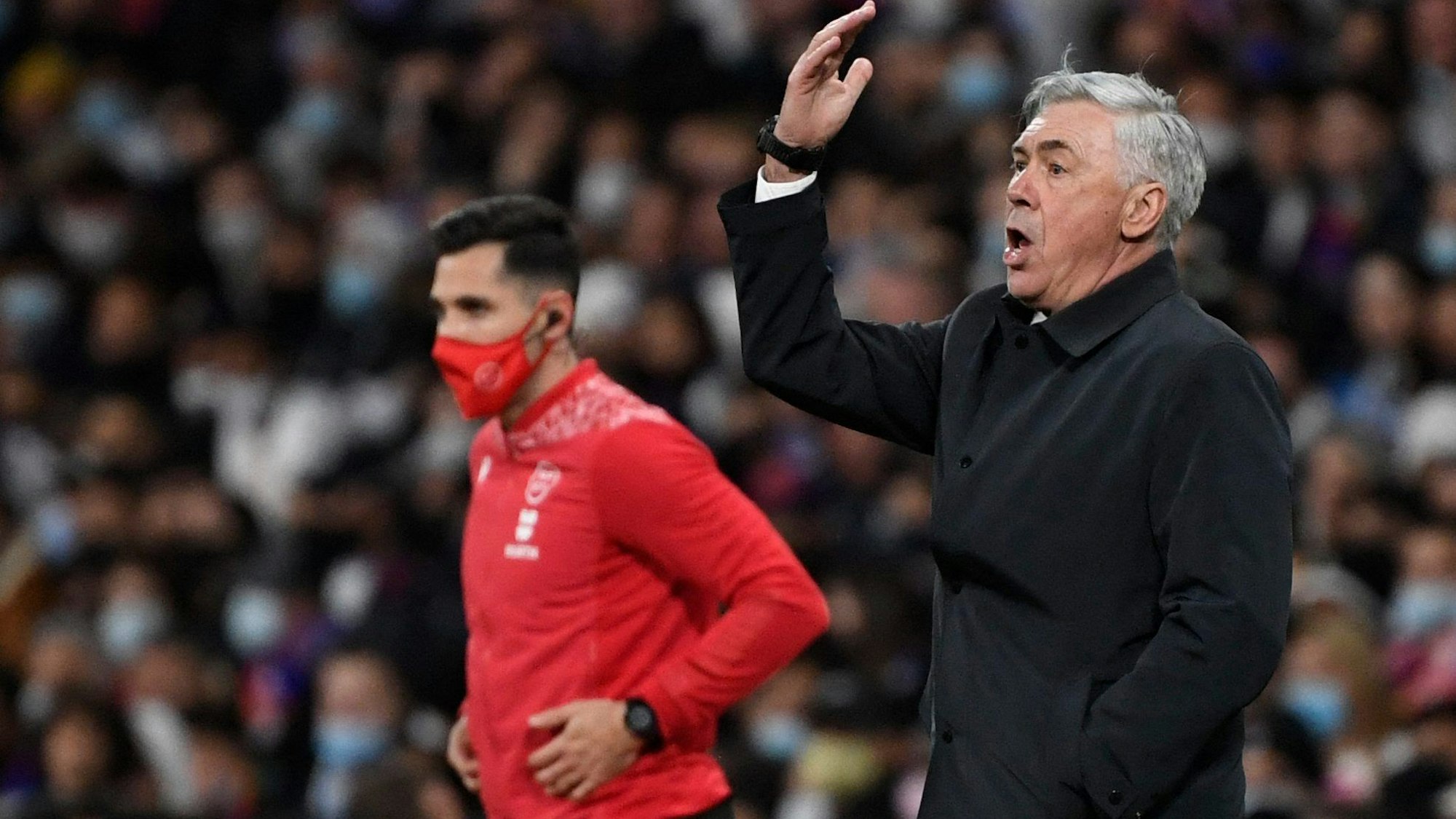 Carlo Ancelotti ärgert sich über eine Aktion im Spiel von Real Madrid gegen den FC Barcelona.