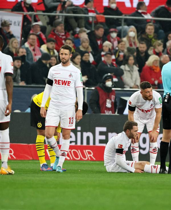 Benno Schmitz sitzt verletzt am Boden.