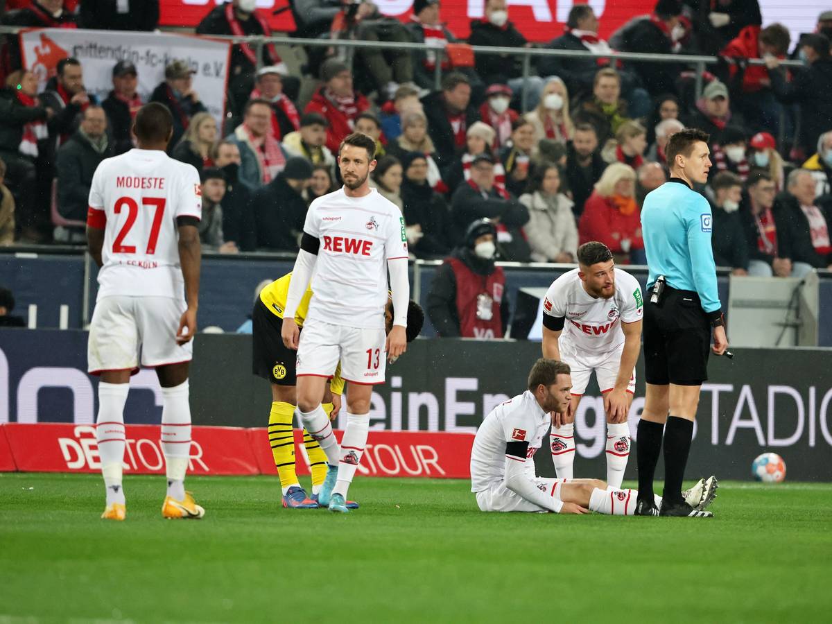 Benno Schmitz sitzt verletzt am Boden.
