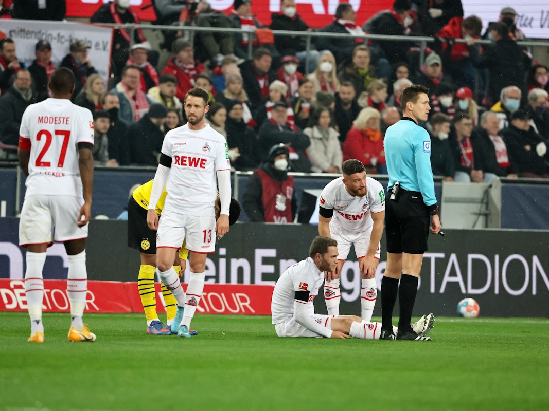 Benno Schmitz sitzt verletzt am Boden.