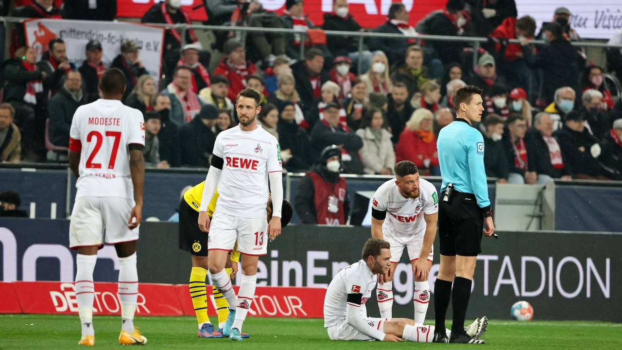 Benno Schmitz sitzt verletzt am Boden.
