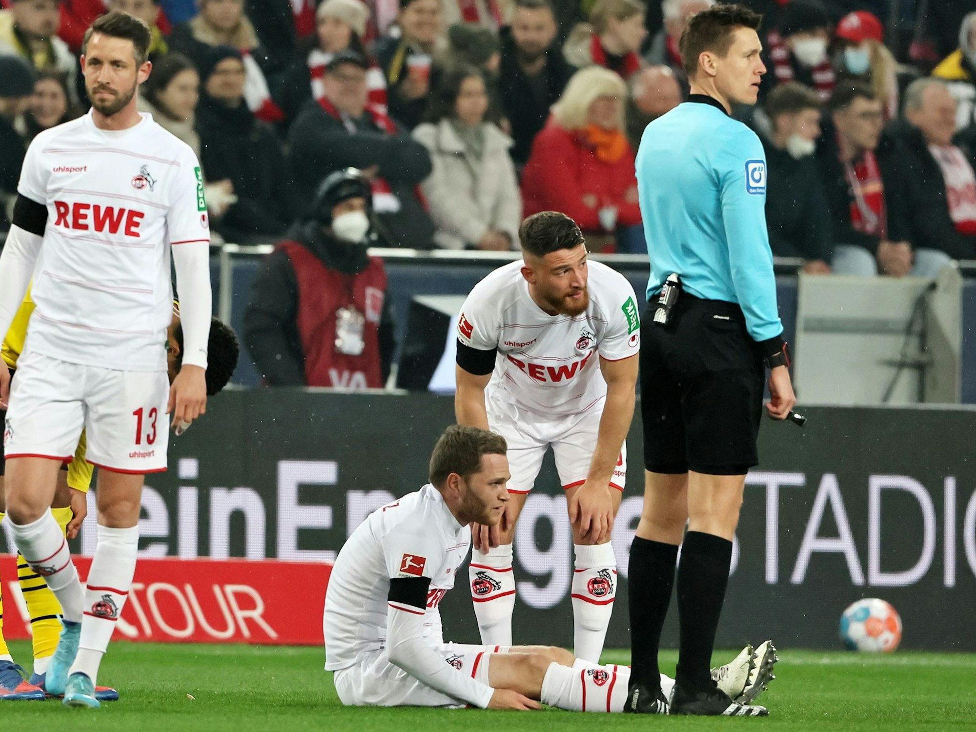 Benno Schmitz sitzt verletzt am Boden.