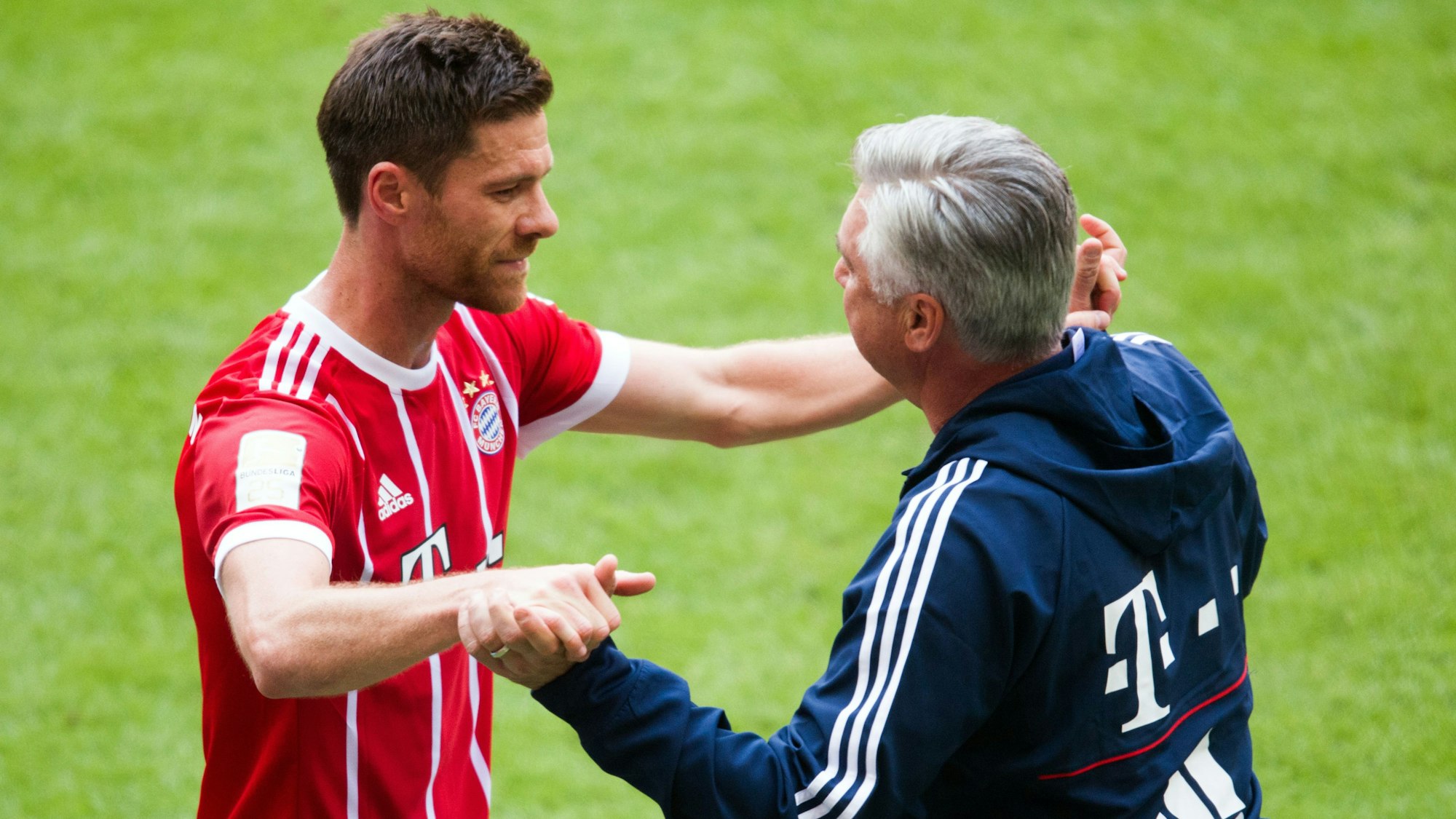 Xabi Alonso umarmt Carlo Ancelotti