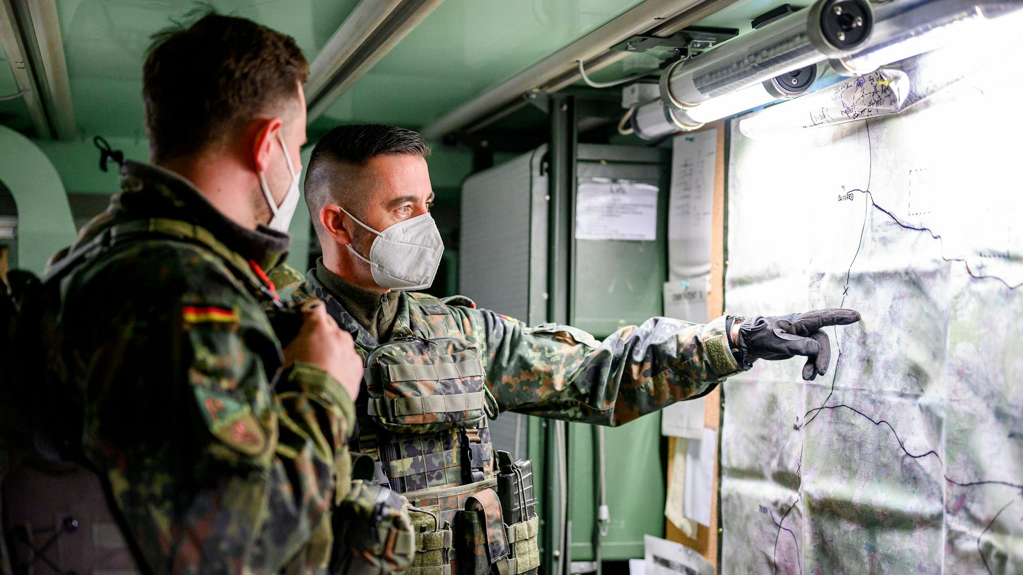 07.03.2022, Bayern, Wildflecken: Zwei Soldaten sichten eine Karte im Rahmen einer Übung eines simulierten Gefechts am Computer für die Nato-Einsatzgruppe im Gefechtssimulationszentrum des Heeres in Wildflecken (Landkreis Bad Kissingen).