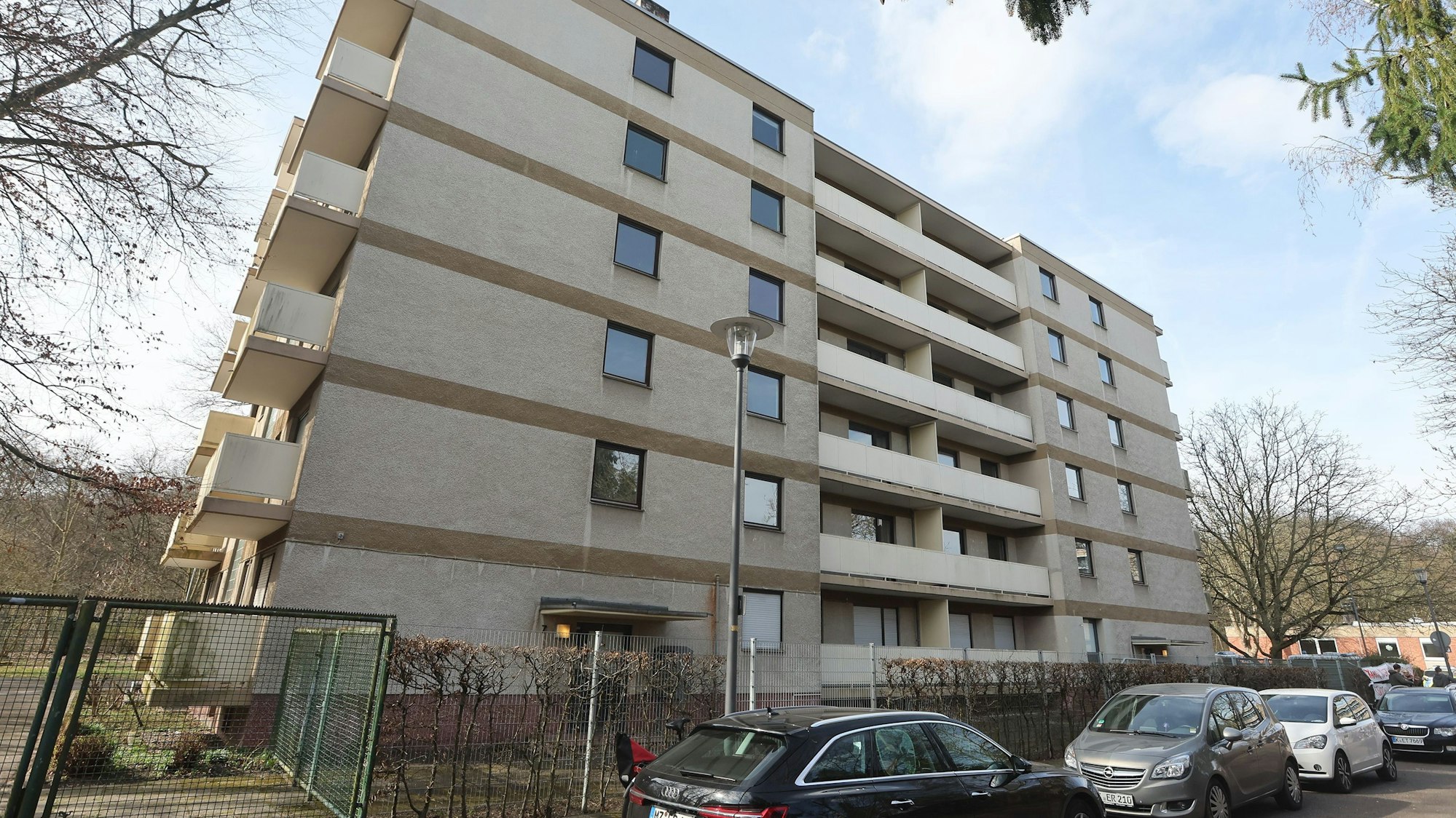 Die „Russenhäuser“ in Sülz: 80 Wohnungen der Russischen Föderation stehen hier leer. Am 12. März 2022 gab es eine Protestkundgebung.