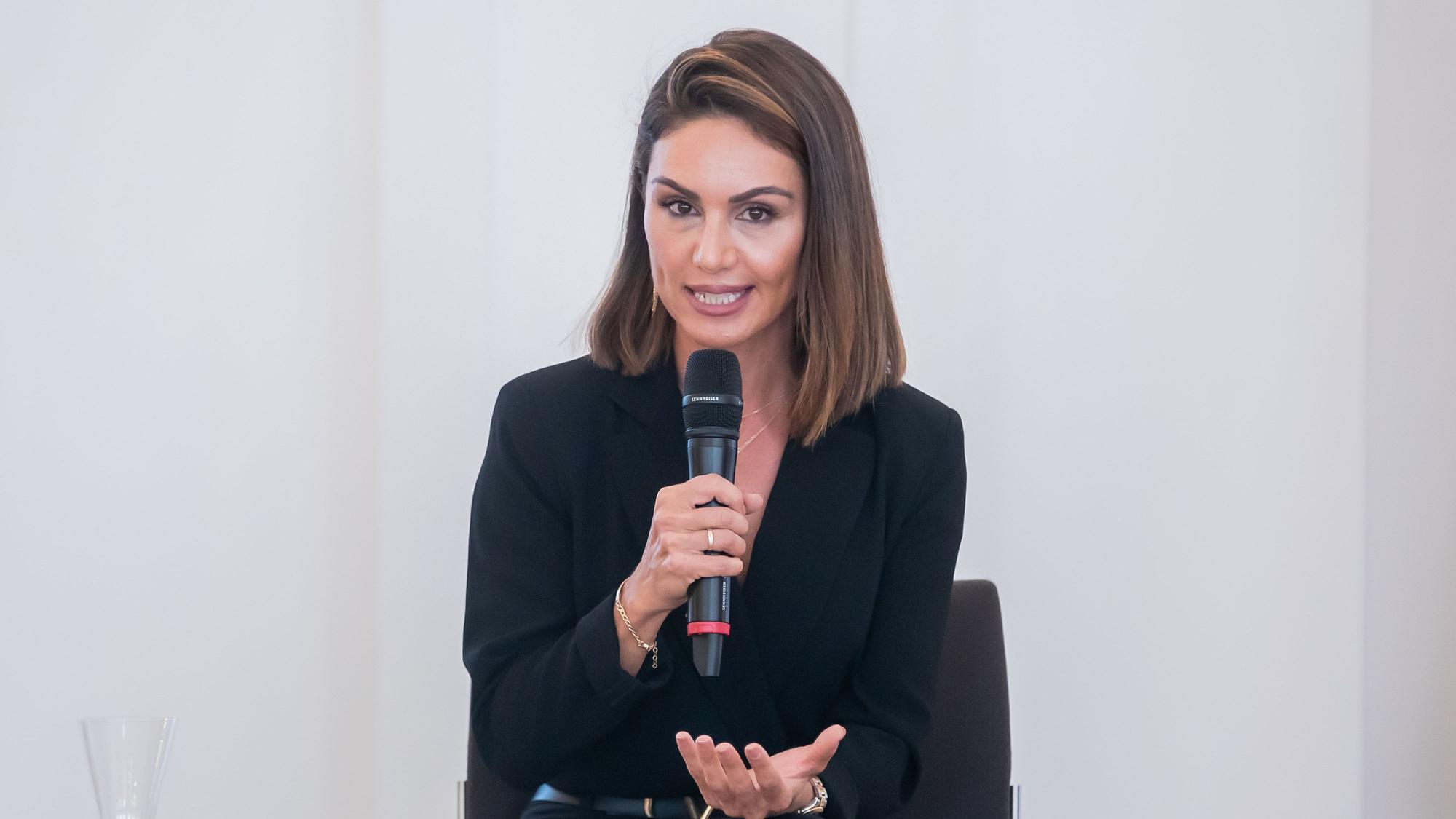 Nazan Eckes, Moderatorin, spricht bei einer Gesprächsveranstaltung mit Bürgerinnen und Bürgern mit türkischen Wurzeln im Schloss Bellevue anlässlich des 60. Jahrestages des deutsch-türkischen Anwerbeabkommens.