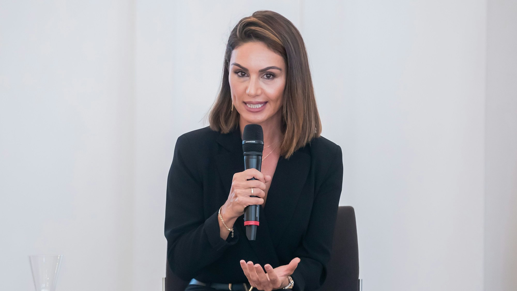 Nazan Eckes, Moderatorin, spricht bei einer Gesprächsveranstaltung mit Bürgerinnen und Bürgern mit türkischen Wurzeln im Schloss Bellevue anlässlich des 60. Jahrestages des deutsch-türkischen Anwerbeabkommens.