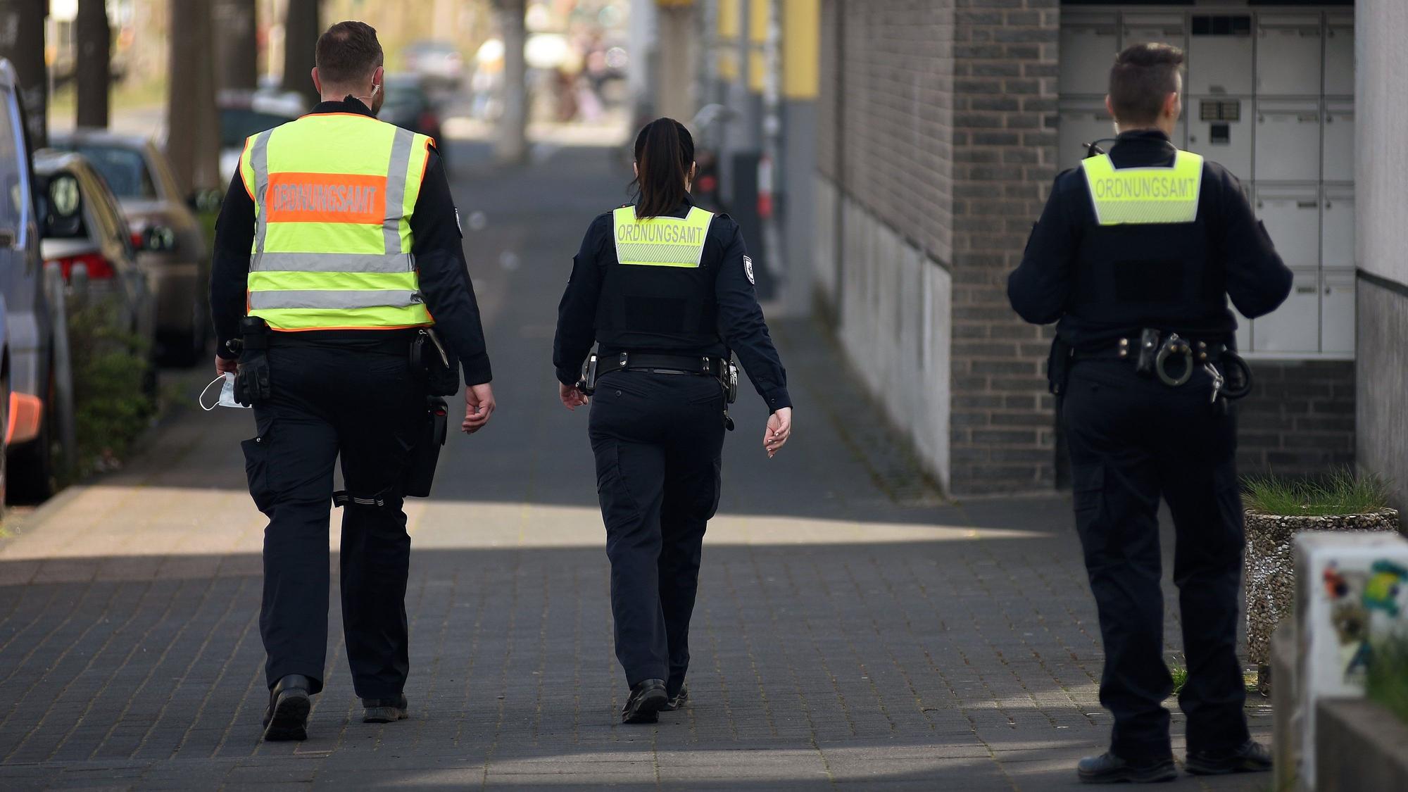 21.03.2022, Köln: Weltkriegsbombe entdeckt bei Straßentiefbauarbeiten an Luxemburger Straße Höhe Militärringstraße in Köln-Klettenberg.
Foto: Csaba Peter Rakoczy
