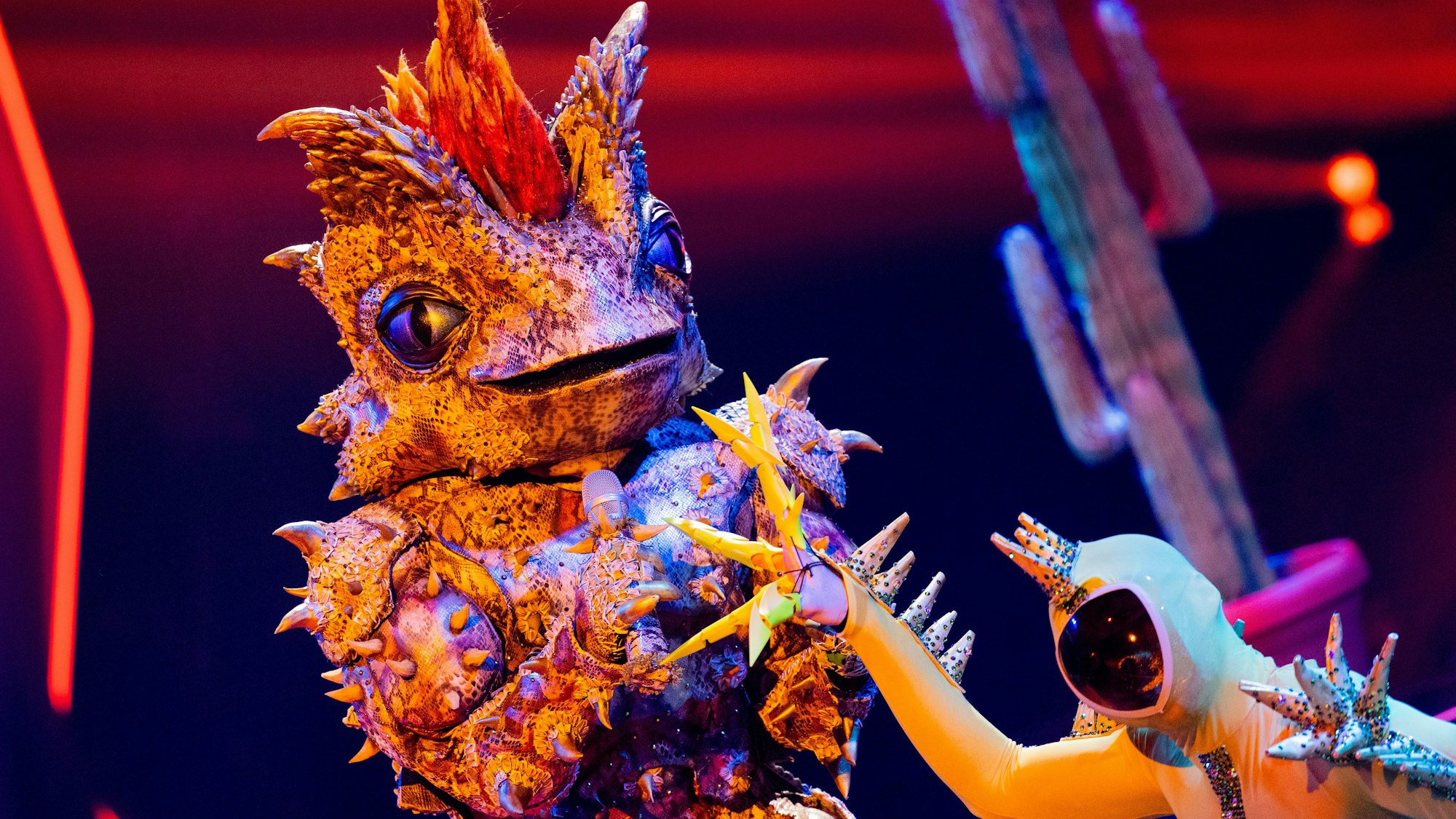 Die Figur „Der Dornteufel“ steht in der ProSieben-Show „The Masked Singer“ auf der Bühne.