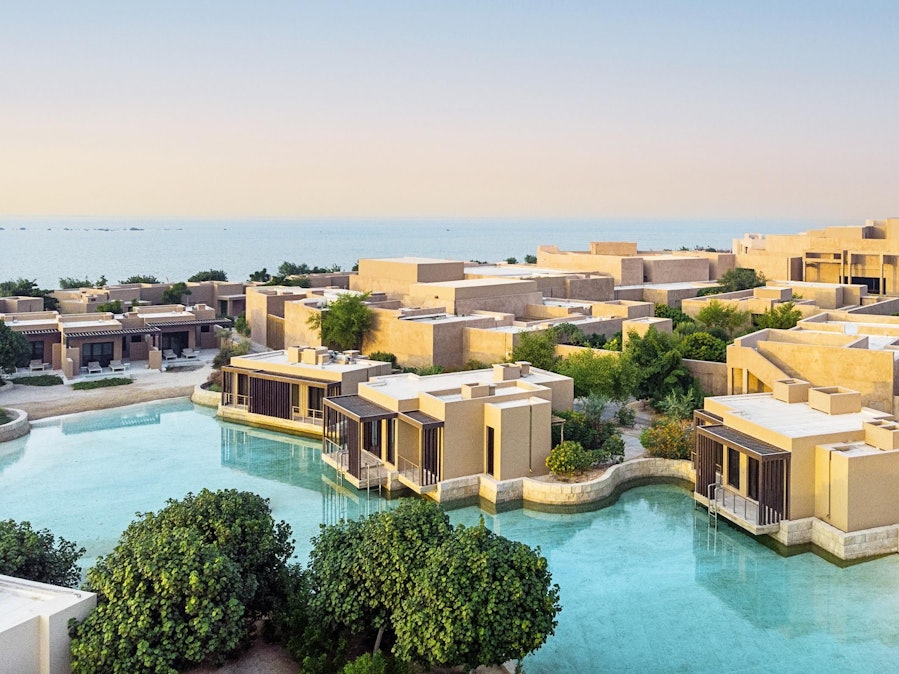 Blick auf die Häuser im Zulal Wellness Resort