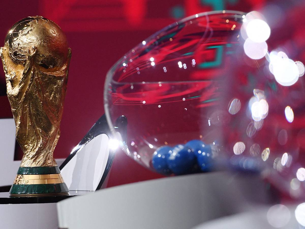 Der WM-Pokal steht bei der Auslosung neben einer Lostrommel.