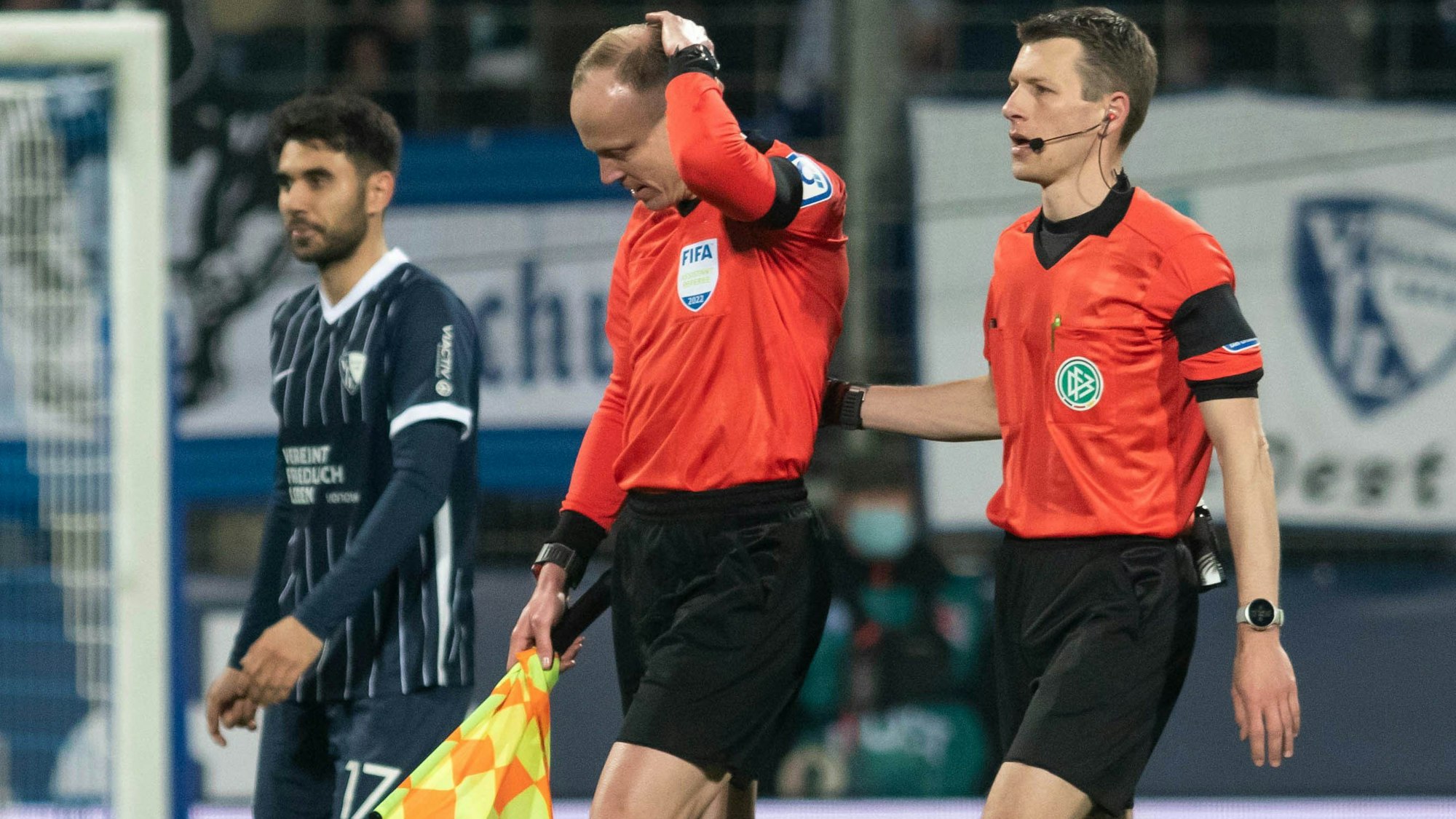 Das Schiedsrichtergespann um Benjamin Cortus (r) verlässt während des Spiels das Spielfeld, nachdem Schiedsrichterassistent Christian Gittelmann (2.v.r.) einen Becher an den Kopf bekommen hatte.