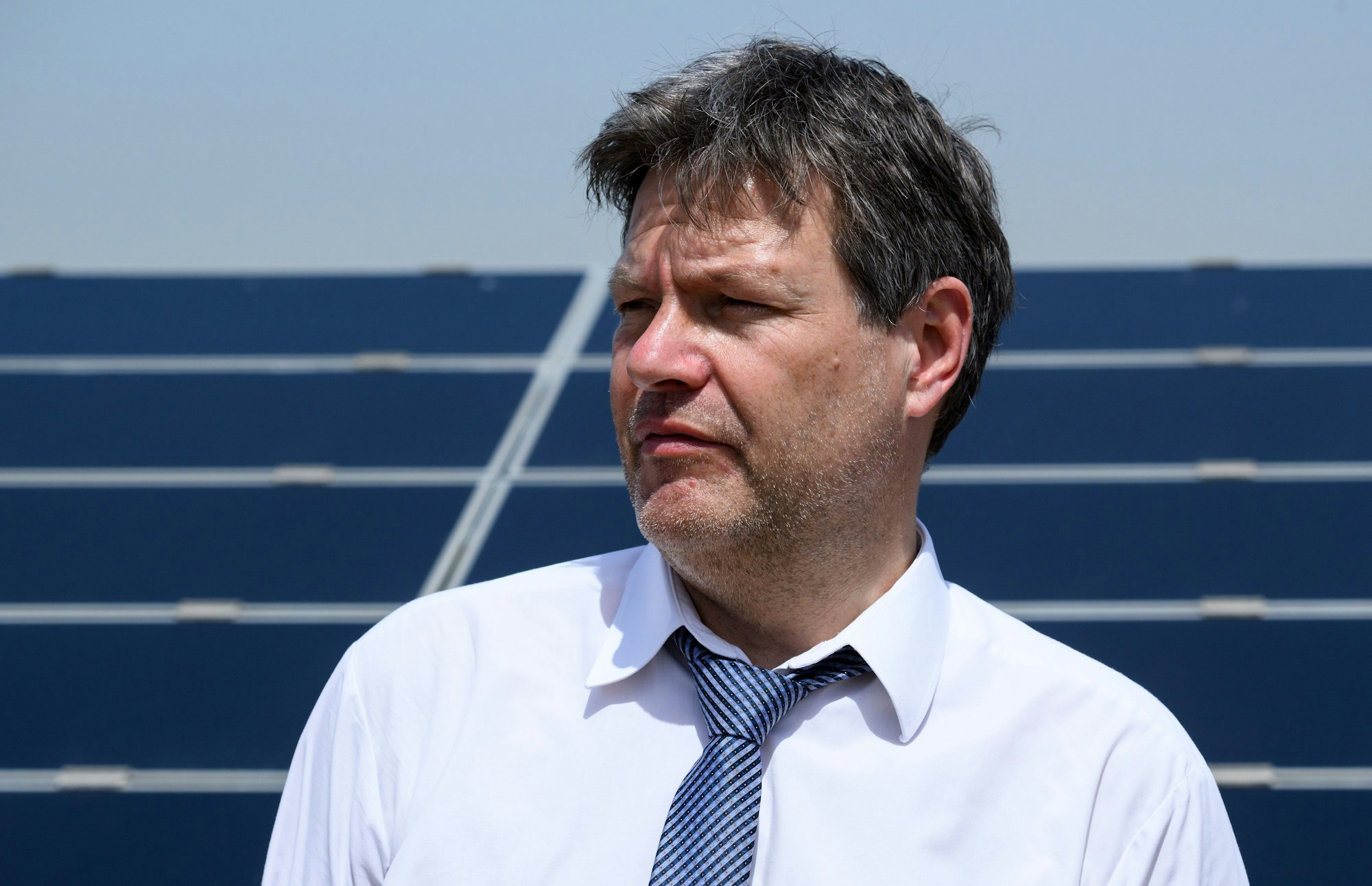 Robert Habeck (Bündnis 90/Die Grünen), Bundesminister für Wirtschaft und Klimaschutz, besucht eine großflächige Solaranlage in der Nähe vom nachhaltigen Städtebauprojekt Masdar City.