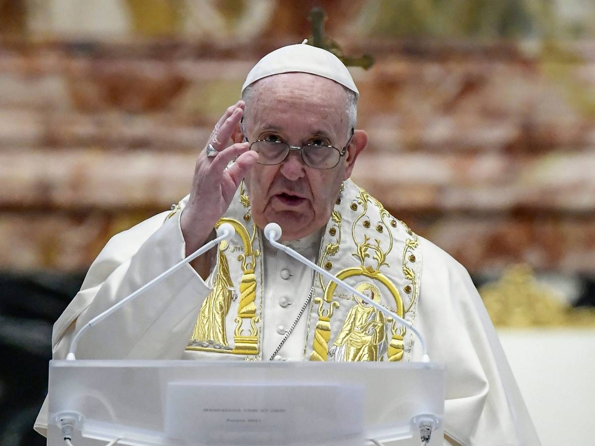 Papst Franziskus segnet Gläubige