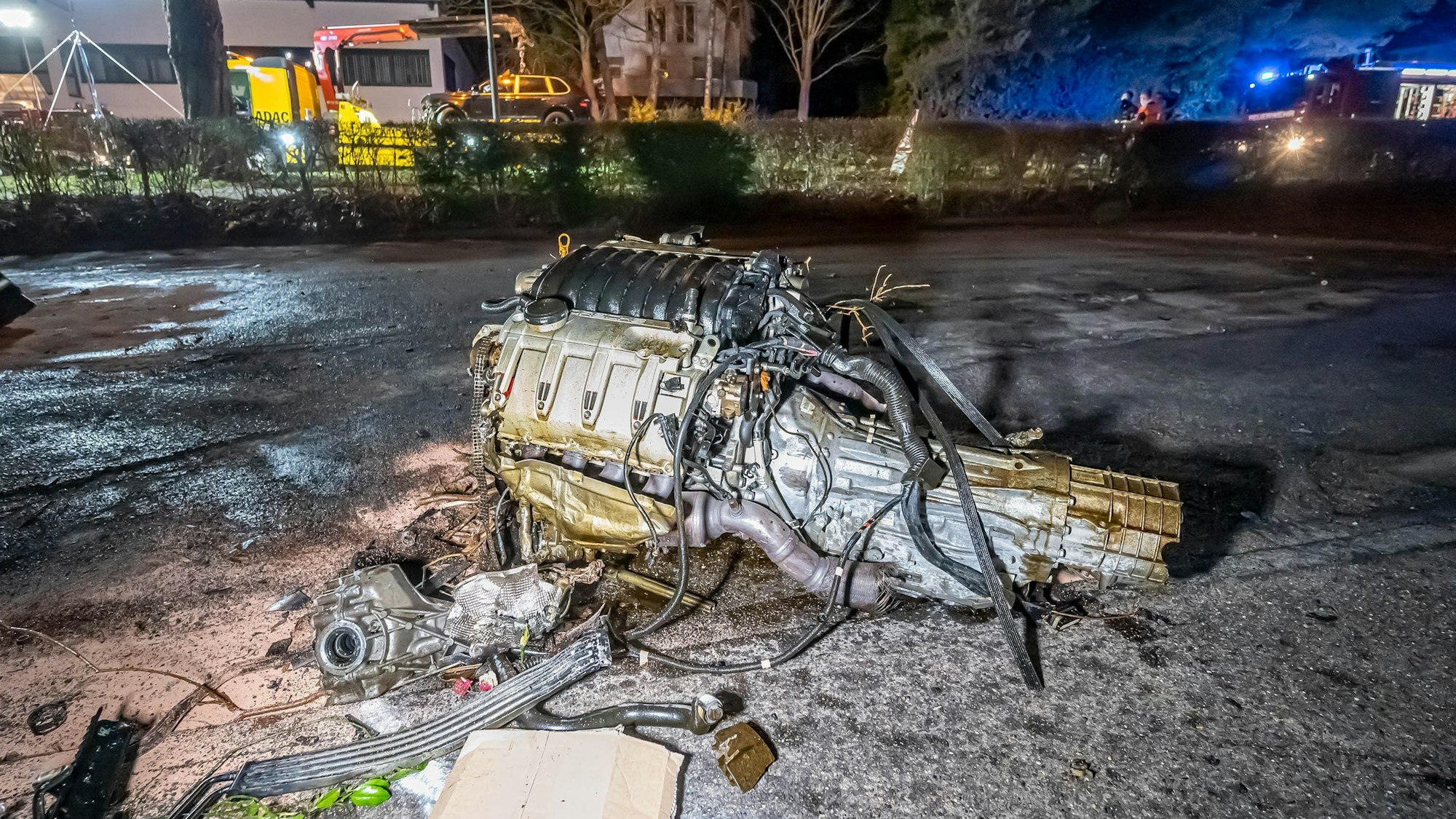Ein herausgerissener Motorblock liegt nach einem Unfall auf der Fahrbahn.