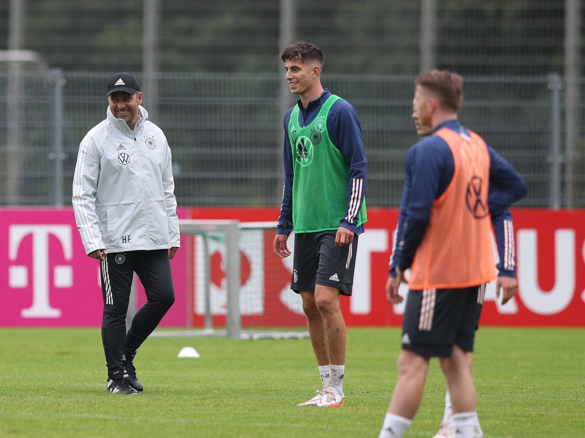 Bundestrainer Hansi Flick (l) und Kai Havertz (M) lachen beim DFB-Training.