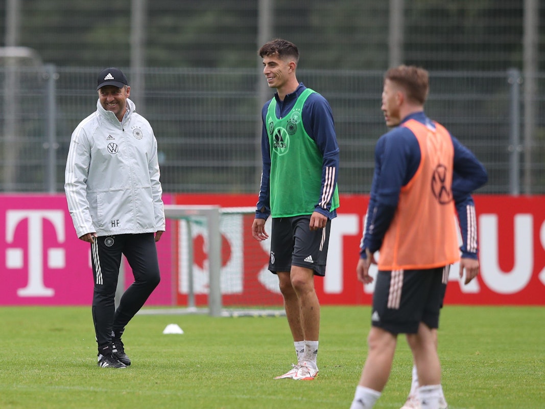Bundestrainer Hansi Flick (l) und Kai Havertz (M) lachen beim DFB-Training.