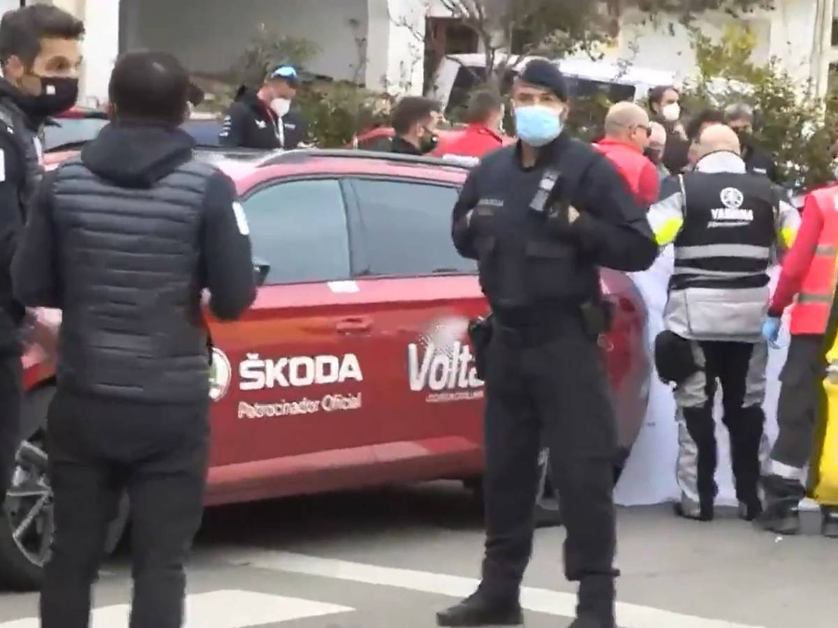 Die Behandlung des italienischen Radfahrers Sonny Colbrelli bei der Katalonien Rundfahrt nach einem Herzanfall wird von Ordnern und Sicherheitskräften abgeschirmt.