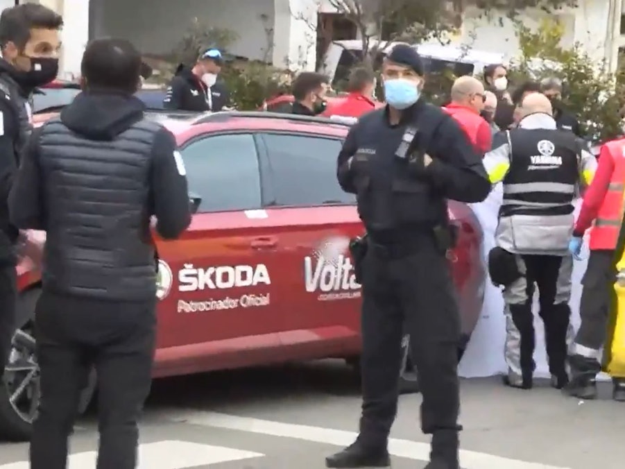 Die Behandlung des italienischen Radfahrers Sonny Colbrelli bei der Katalonien Rundfahrt nach einem Herzanfall wird von Ordnern und Sicherheitskräften abgeschirmt.
