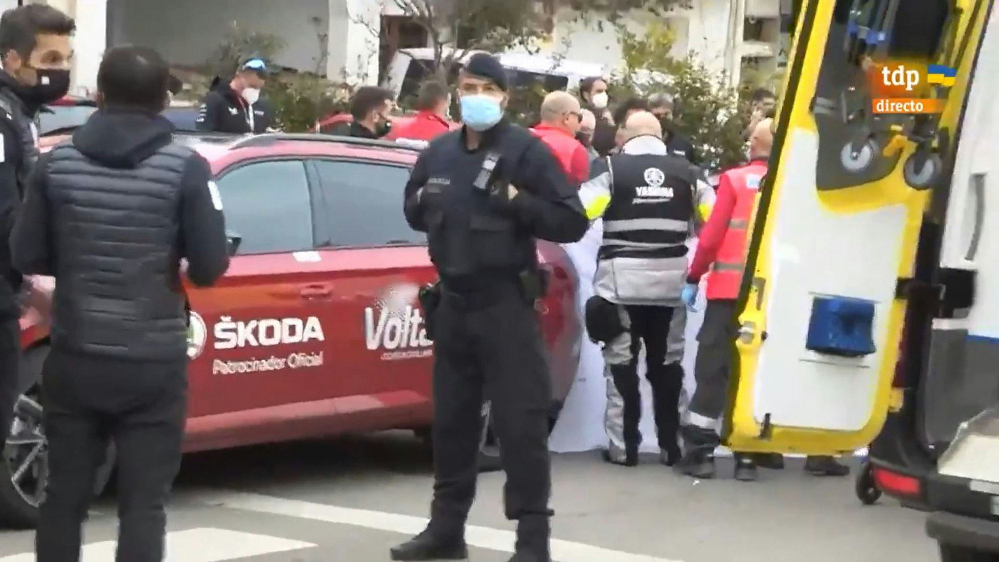 Die Behandlung des italienischen Radfahrers Sonny Colbrelli bei der Katalonien Rundfahrt nach einem Herzanfall wird von Ordnern und Sicherheitskräften abgeschirmt.