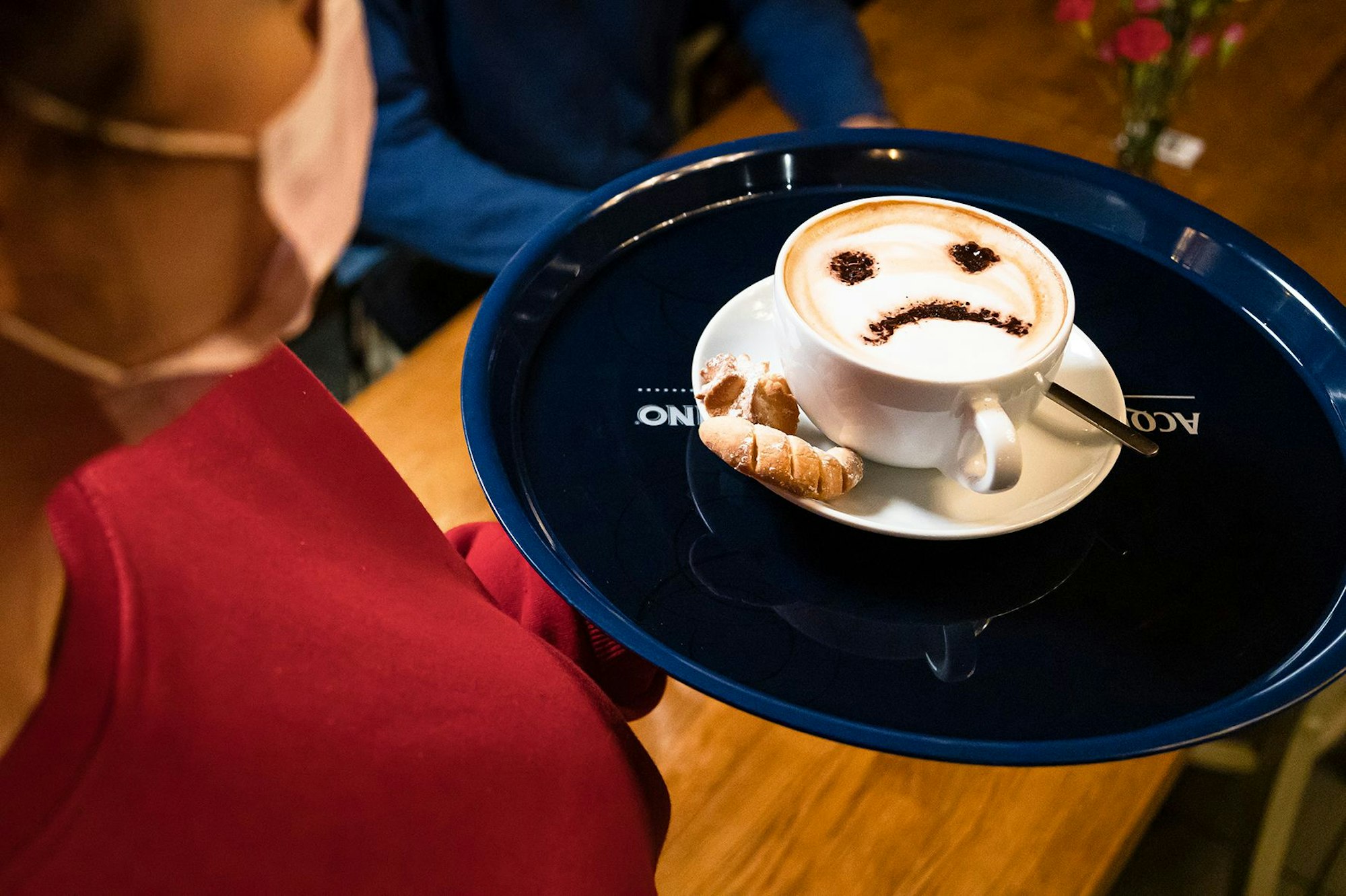 Ein Cappuccino als Symbol für das Gastgewerbe, das unter der Corona-Pandemie gelitten hat.