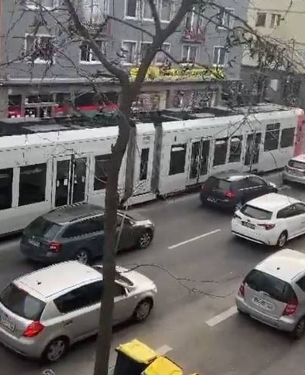 Die KVB-Bahn auf dem Weg zum RheinEnergie-Stadion. Fans brachten die Bahn am Sonntagnachmittag (20. März 2022) ins Wanken.