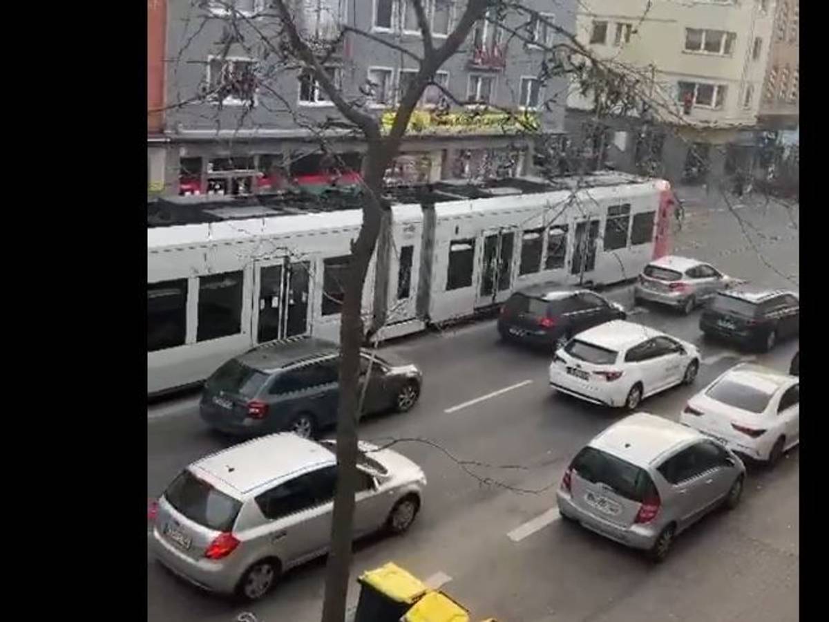 Die KVB-Bahn auf dem Weg zum RheinEnergie-Stadion. Fans brachten die Bahn am Sonntagnachmittag (20. März 2022) ins Wanken.