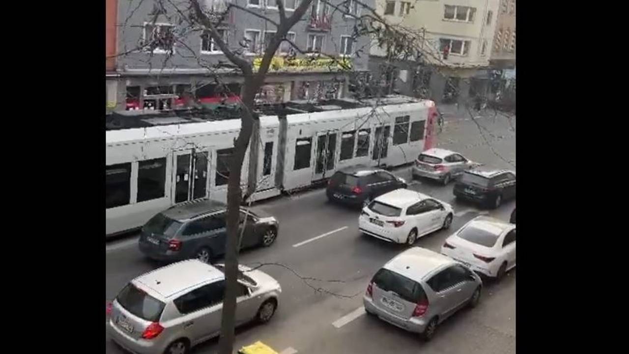 Die KVB-Bahn auf dem Weg zum RheinEnergie-Stadion. Fans brachten die Bahn am Sonntagnachmittag (20. März 2022) ins Wanken.