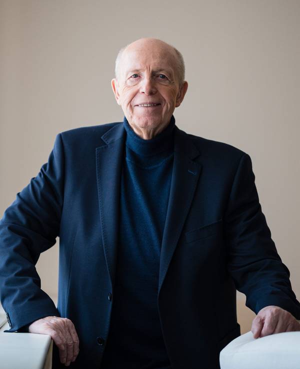 Reiner Calmund posiert für den Fotografen.
