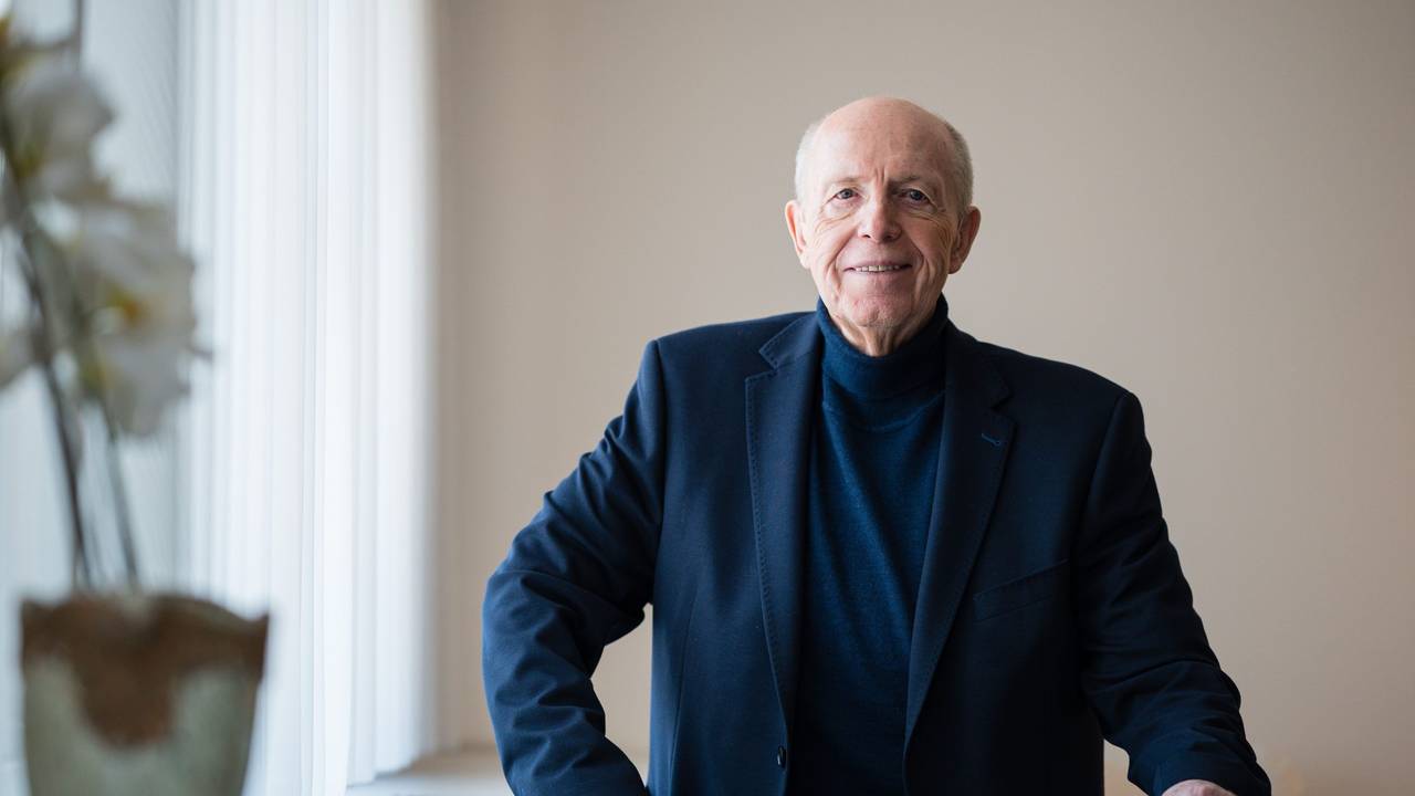 Reiner Calmund posiert für den Fotografen.