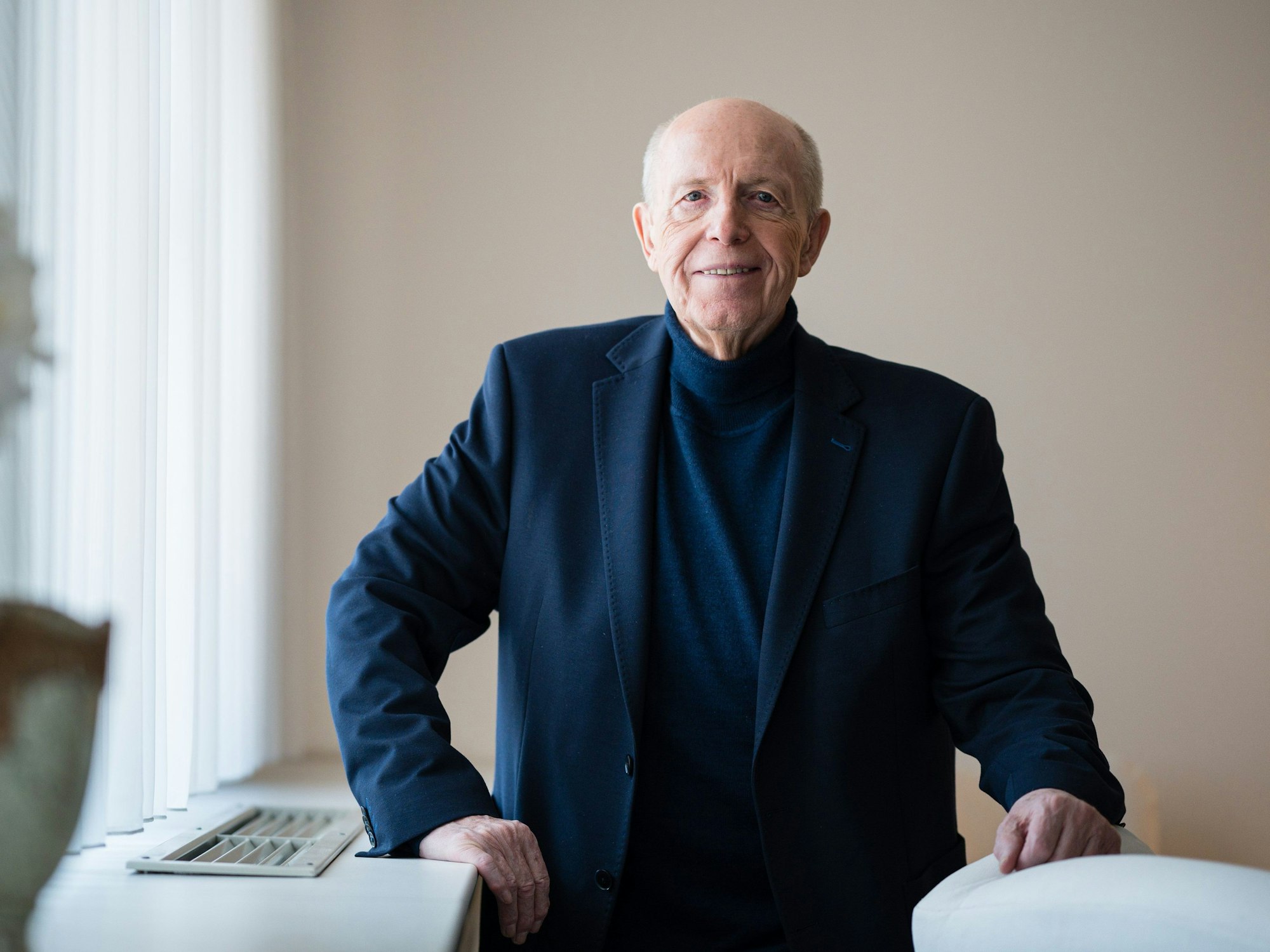 Reiner Calmund posiert für den Fotografen.