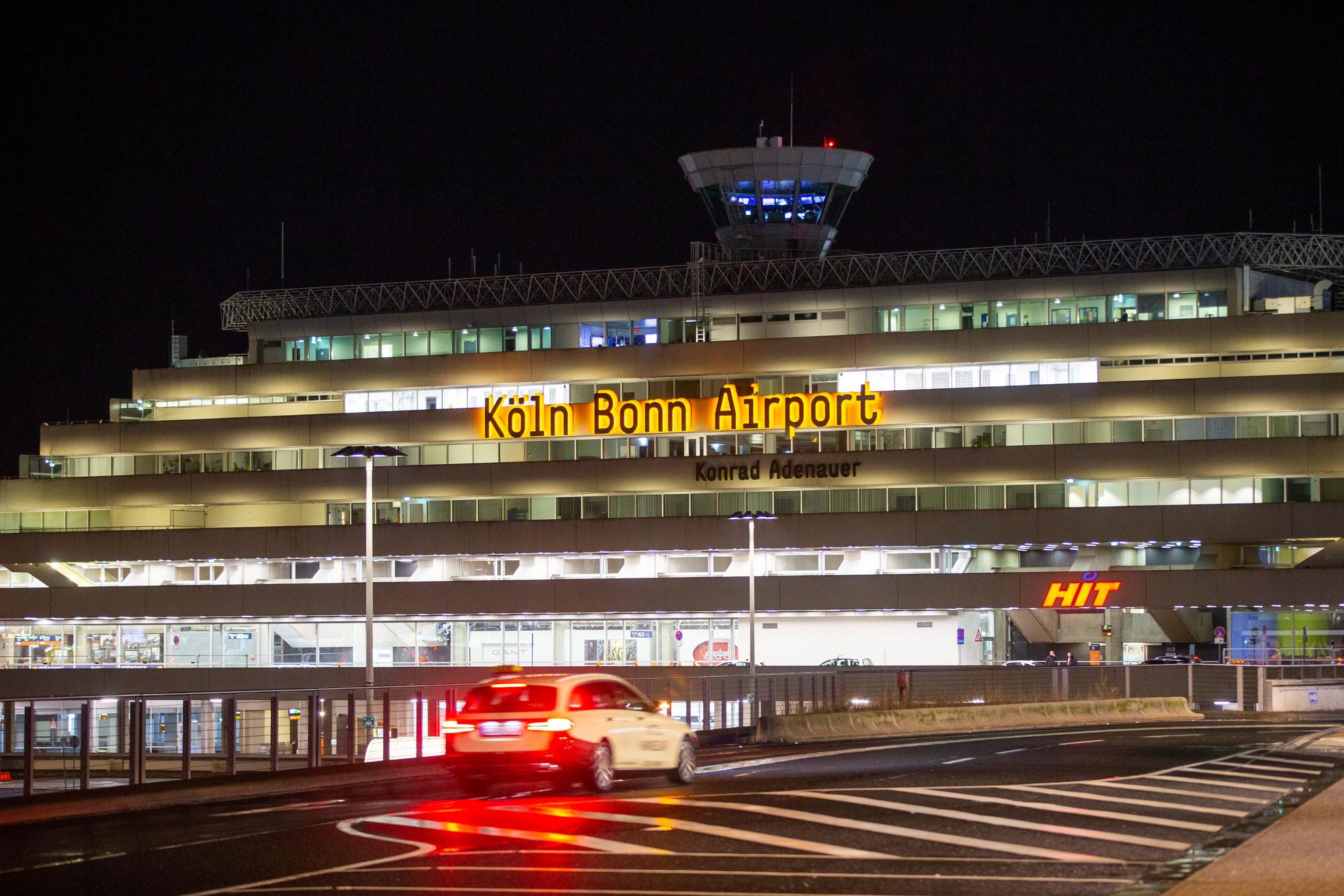 Auto führt vor dem Flughafen Köln/Bonn.