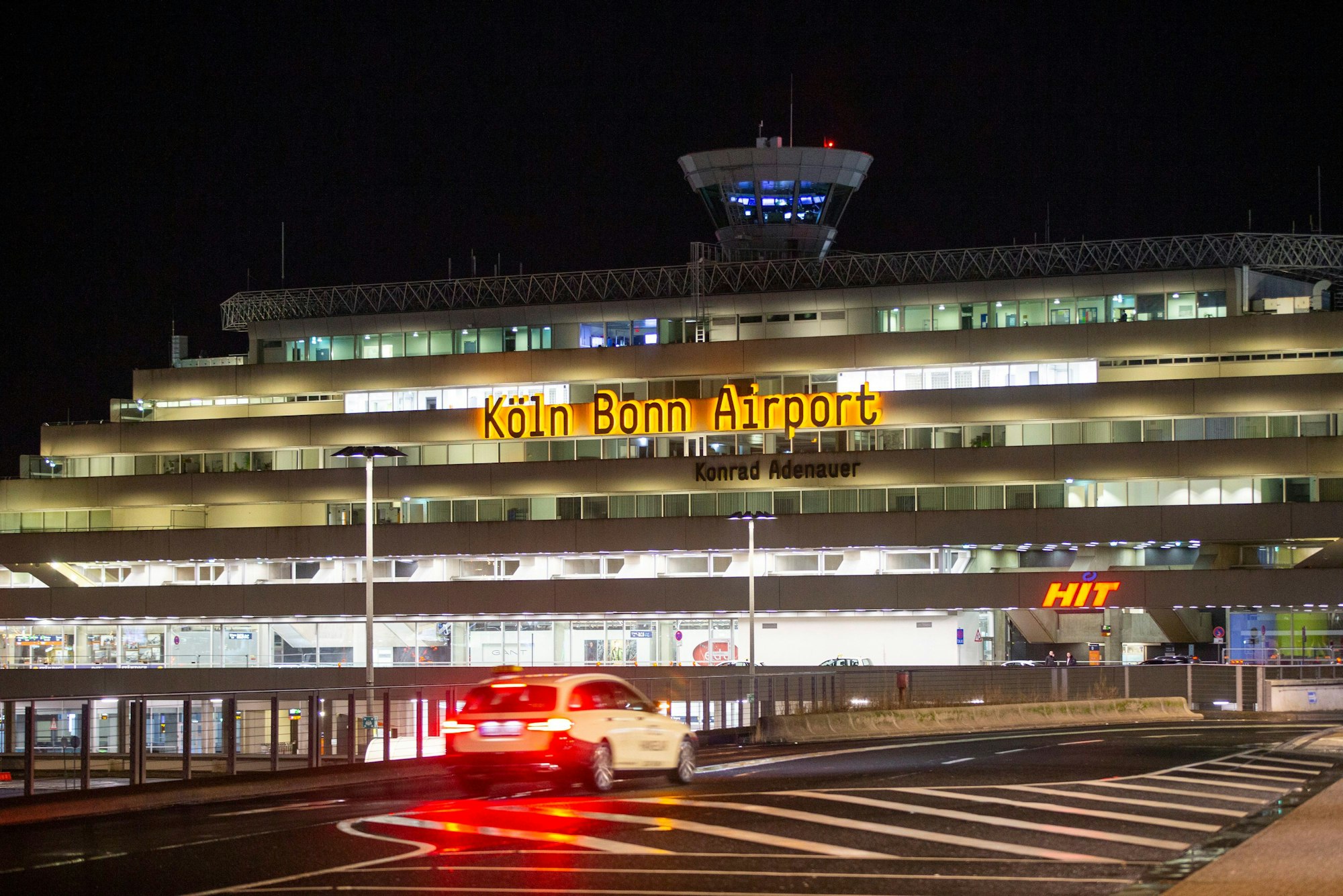 Auto führt vor dem Flughafen Köln/Bonn.