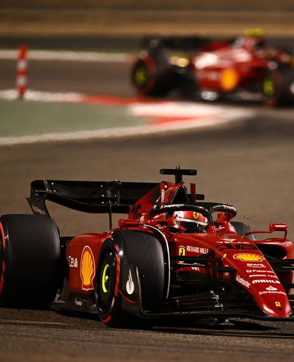 Ferrari-Pilot Charles Leclerc vor Teamkollege Carlos Sainz in Aktion.