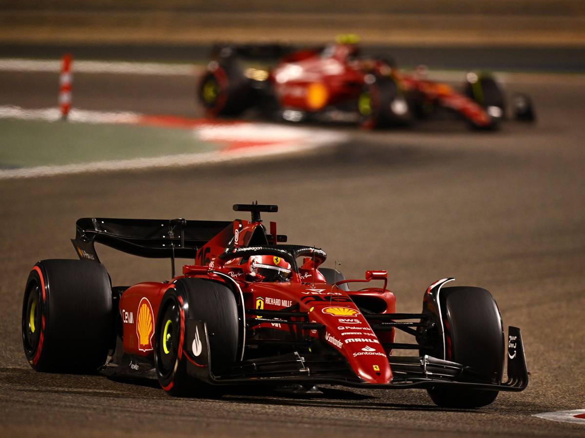 Ferrari-Pilot Charles Leclerc vor Teamkollege Carlos Sainz in Aktion.
