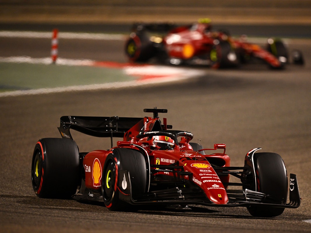 Ferrari-Pilot Charles Leclerc vor Teamkollege Carlos Sainz in Aktion.