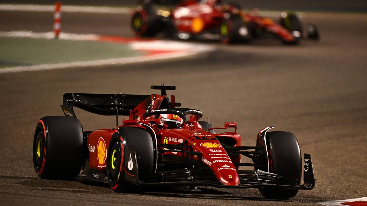 Ferrari-Pilot Charles Leclerc vor Teamkollege Carlos Sainz in Aktion.