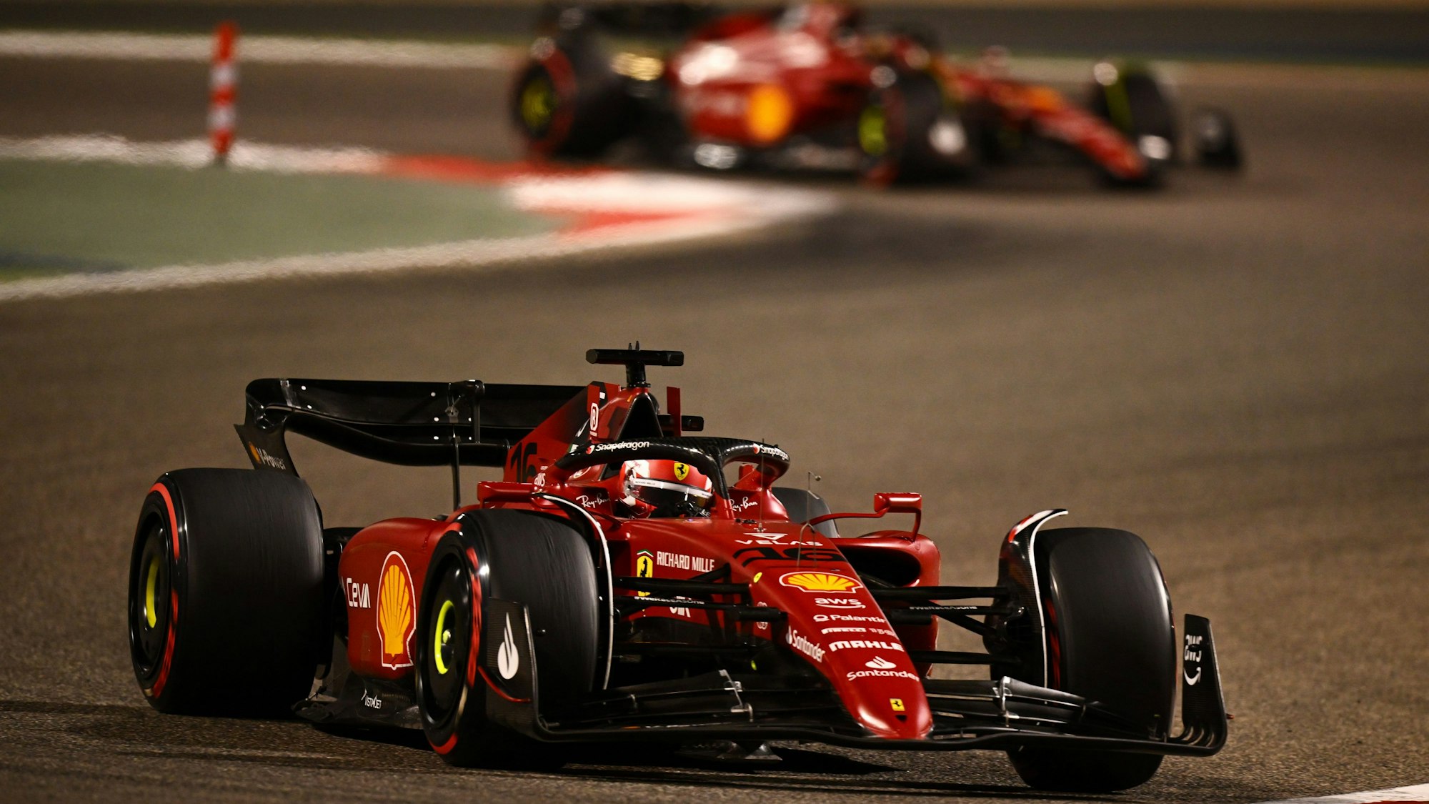 Ferrari-Pilot Charles Leclerc vor Teamkollege Carlos Sainz in Aktion.