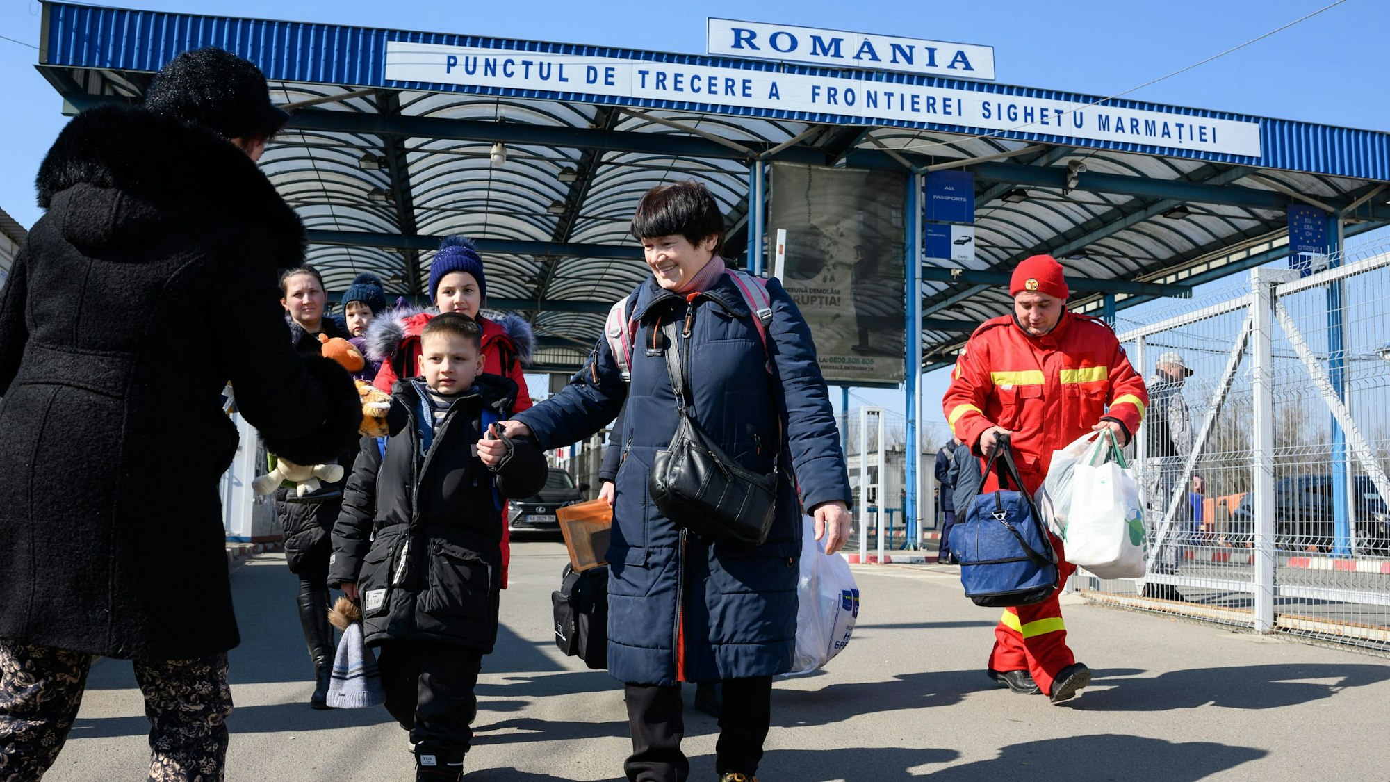 Aus der Ukraine geflüchtete Frauen und Kinder werden am Unicef „Blue Dot“ Center am rumänisch-ukrainischen Grenzübergang in Sighetu Marmatiei von Helfenden in Empfang genommen.