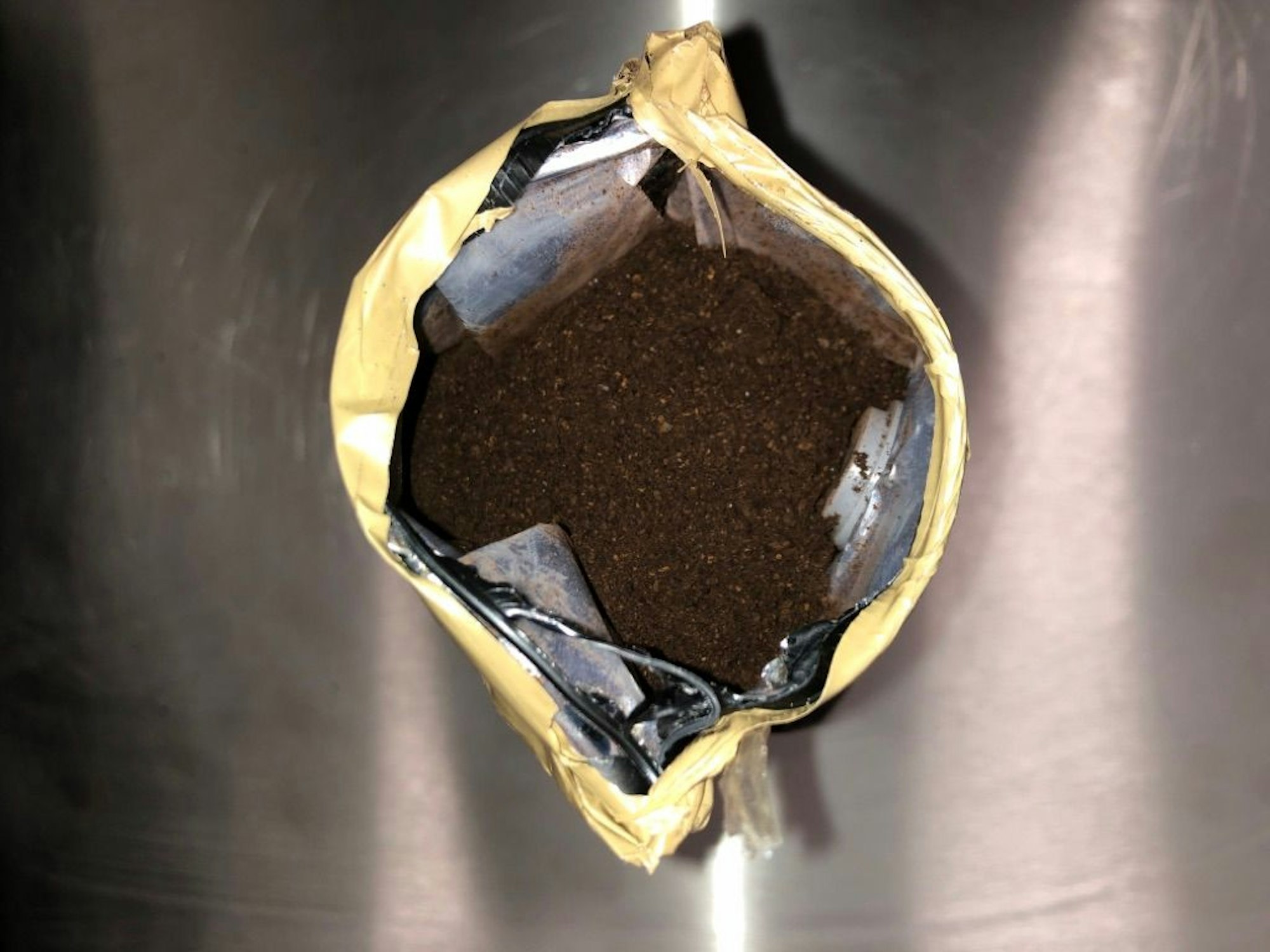 Schwarz gefärbtes Kokain in einer Kaffeeverpackung. Anfang Februar 2022 hat der Zoll am Flughafen Köln/Bonn die Drogen sichergestellt.