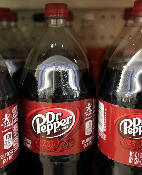 Flaschen mit Dr-Pepper-Cola in einem Verkaufsregal (Foto vom 28. April 2016). Das Kölner Unternehmen Papacks arbeitet jetzt mit dem US-Getränkegiganten Keurig Dr Pepper zusammen.