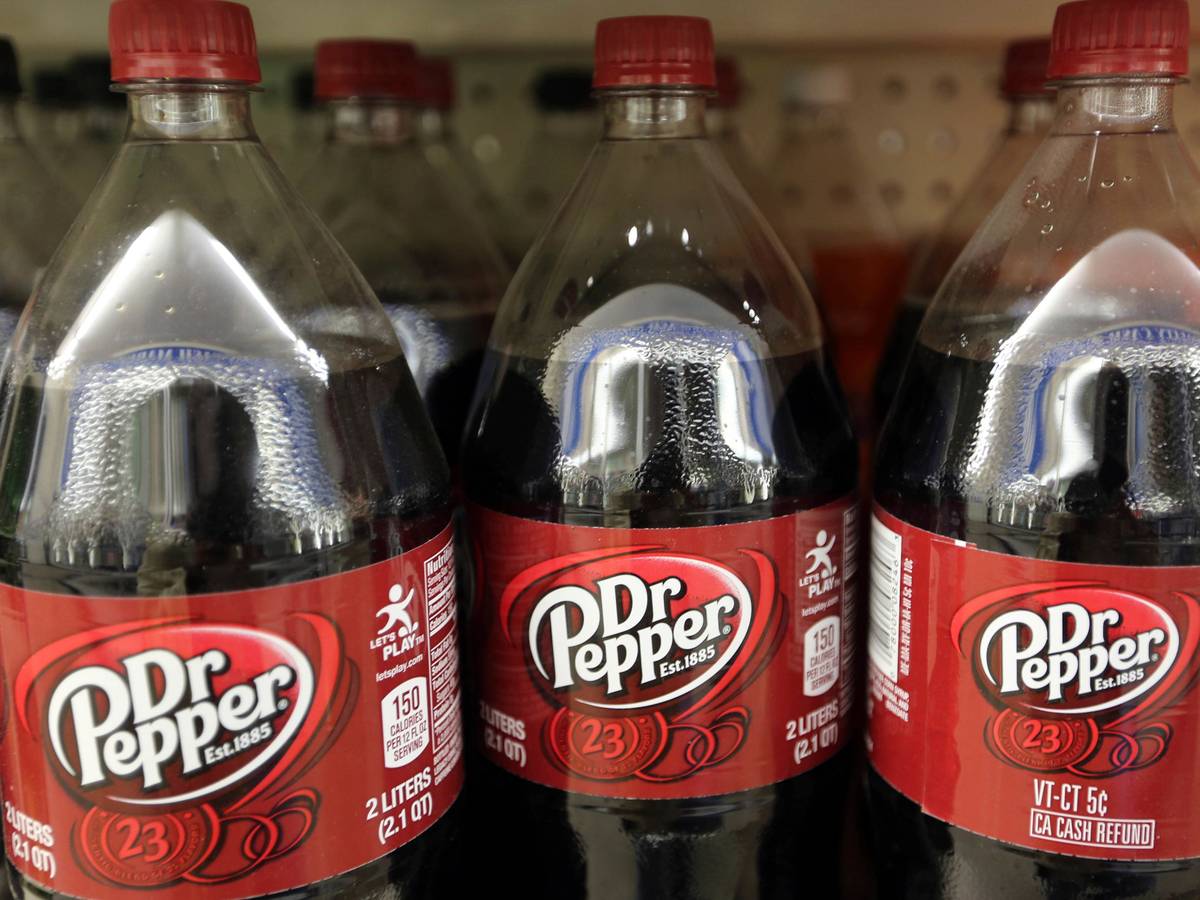 Flaschen mit Dr-Pepper-Cola in einem Verkaufsregal (Foto vom 28. April 2016). Das Kölner Unternehmen Papacks arbeitet jetzt mit dem US-Getränkegiganten Keurig Dr Pepper zusammen.