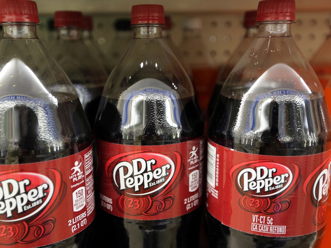 Flaschen mit Dr-Pepper-Cola in einem Verkaufsregal (Foto vom 28. April 2016). Das Kölner Unternehmen Papacks arbeitet jetzt mit dem US-Getränkegiganten Keurig Dr Pepper zusammen.