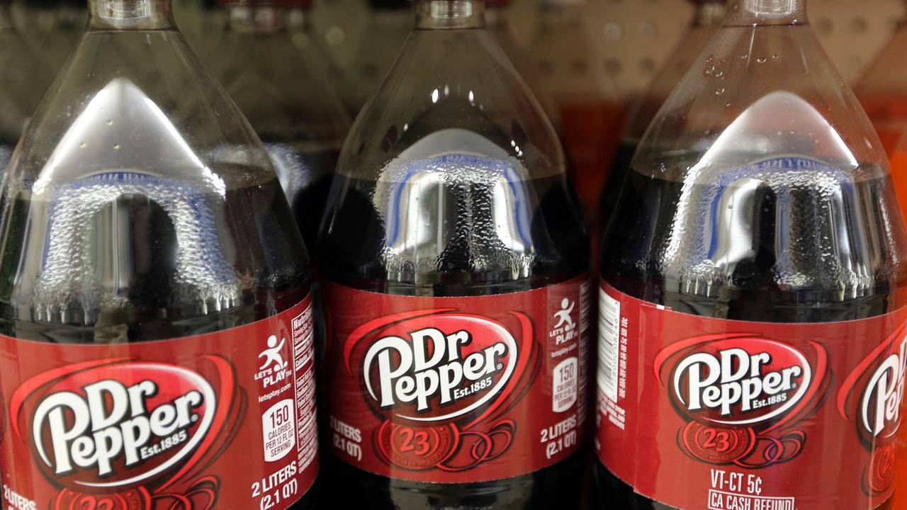 Flaschen mit Dr-Pepper-Cola in einem Verkaufsregal (Foto vom 28. April 2016). Das Kölner Unternehmen Papacks arbeitet jetzt mit dem US-Getränkegiganten Keurig Dr Pepper zusammen.