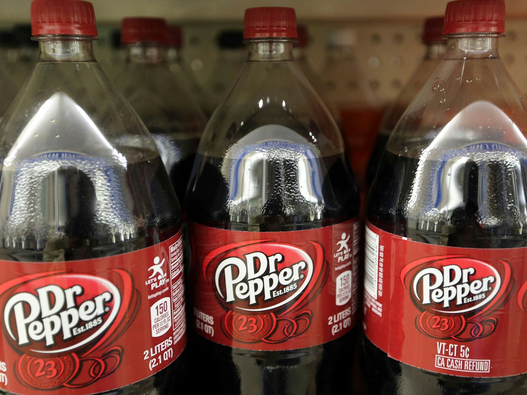 Flaschen mit Dr-Pepper-Cola in einem Verkaufsregal (Foto vom 28. April 2016). Das Kölner Unternehmen Papacks arbeitet jetzt mit dem US-Getränkegiganten Keurig Dr Pepper zusammen.